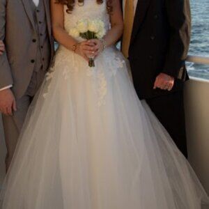 Elegant White Lace Wedding Dress